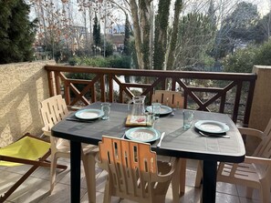 Outdoor dining - 2-Room Cabin Apartment, Terrace, Private Parking, Sleeps 5, Port Camargue (Port Camargue)