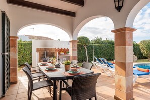 Outdoor dining - villa Lirio  (Cap d´Artruix)