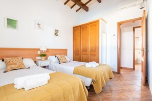 3 bedrooms, iron/ironing board, free WiFi, bed sheets - villa Lirio  (Cap d´Artruix)