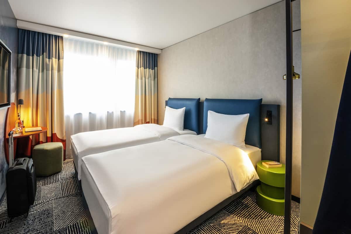 Standard-huone, 2 yhden hengen sänkyä | Allergiatestatut vuodevaatteet, työpöytä, ilmainen Wi-Fi, vuodevaatteet