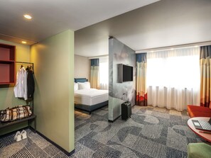 Escritorio, wifi gratis y ropa de cama