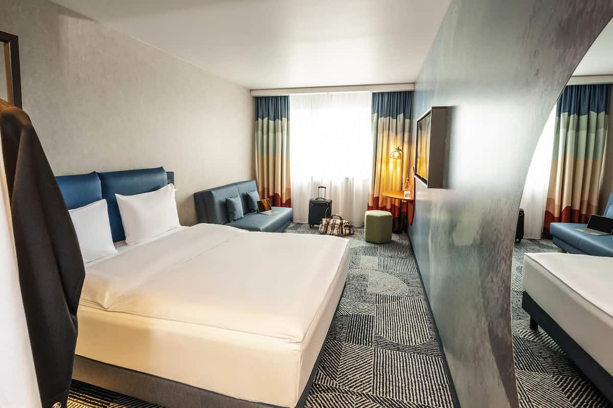 family room, 1 double bed with sofa bed | desk, free wifi, bed sheets