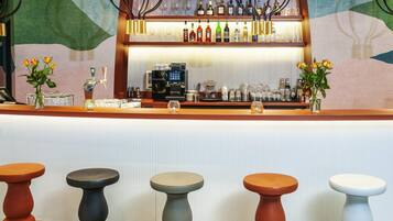 Bar (trong khuôn viên)