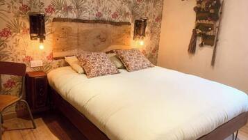 3 bedrooms, soundproofing, iron/ironing board, travel crib