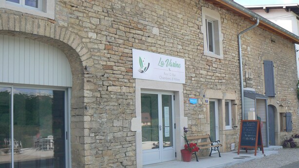 Un bâtiment en pierre avec une enseigne indiquant « La Voiture », ce qui signifie qu’il s’agit d’un restaurant et d’un hôtel.