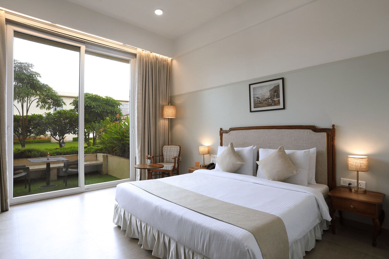 Escritorio, espacio para trabajar con laptop y cortinas blackout 