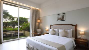 Escritorio, espacio para trabajar con laptop y cortinas blackout