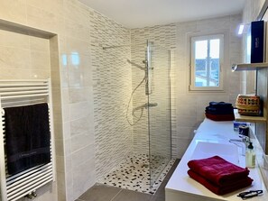 Shower, hair dryer, towels, soap - 2 Storey House with garden, central Bergerac, spacious and bright. Parking privé (Bergerac)