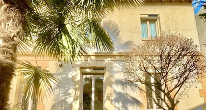 2 Storey House with garden, central Bergerac, spacious and bright. Parking privé