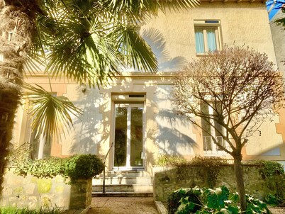 2 Storey House with garden, central Bergerac, spacious and bright. Parking privé