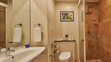 Shower, pancuran hujan, perlengkapan mandi gratis, dan pengering rambut