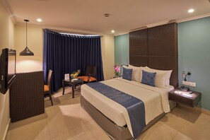 Minibar, in-room safe, desk, blackout curtains - Tulip Inn Koramangala (Bengaluru)