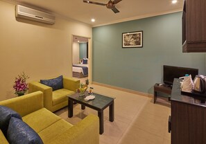 Royal-suite | Minibar, pengeskab på værelset, skrivebord, mørklægningsgardiner