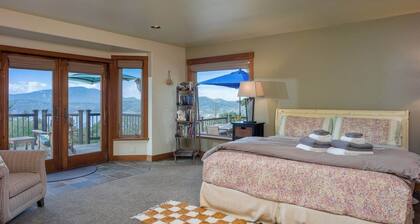 Stunning Sunsets, Luxe Lodging, Sauna and Spa, Pool Room, Close to Town and Adventures