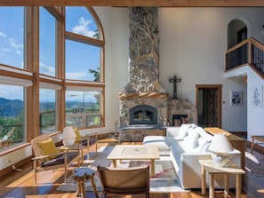 Smart TV, chimenea, libros