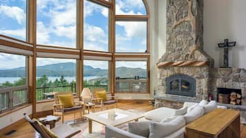 Smart TV, chimenea, libros