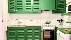 Réfrigérateur, four à micro-ondes, un four, surface de cuisson