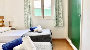 2 dormitorios, tabla de planchar con plancha, cuna de viaje