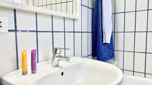 Bañera, secador de pelo, bidé y toallas