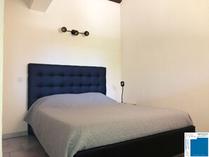 1 chambre, fer et planche Ă repasser, lit parapluie, draps fournis