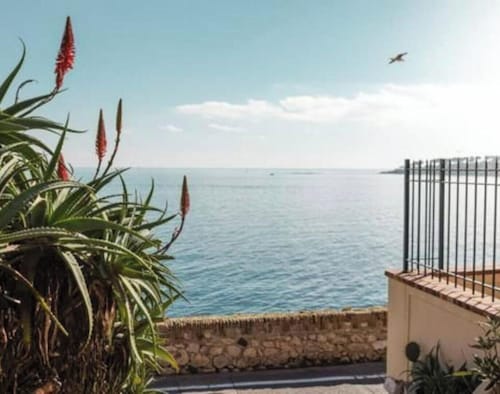 Apartment in the heart of old Antibes