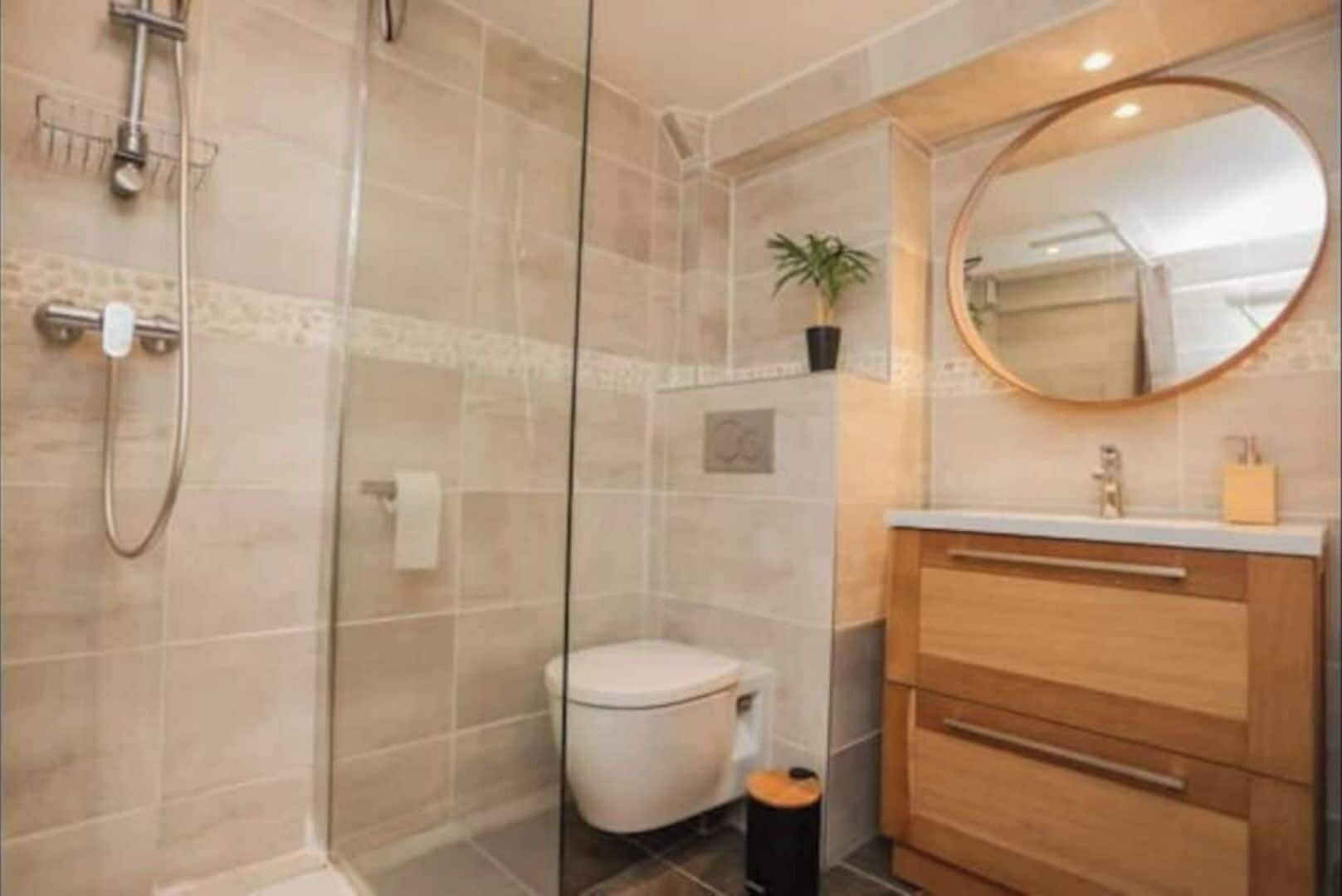Douche, sèche-cheveux, serviettes fournies, savon