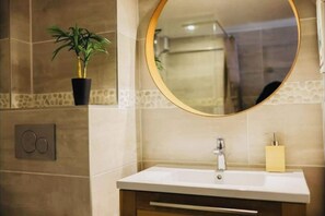 シャワー、ヘアドライヤー、タオル、石鹸