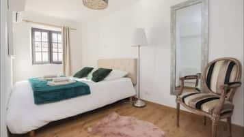 2 bedrooms, travel crib, free WiFi, bed sheets