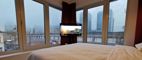 Cubrecamas, escritorio y espacio para trabajar con laptop