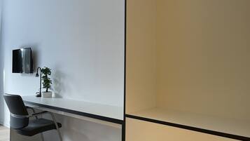 Kahden hengen comfort-huone | Untuvapeitot, työpöytä, kannettavalle tietokoneelle sopiva työtila