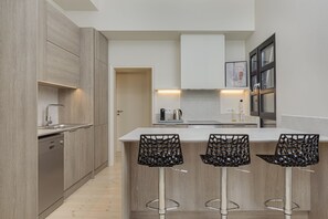 Private kitchen - THIRAMENOUS RESIDENCE - SIX BEDROOM HOUSE with Rooftop Hot Tub (Athina)