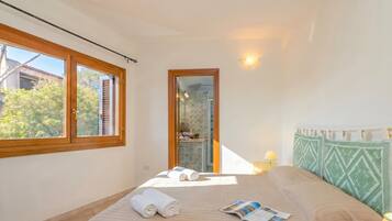 3 bedrooms, iron/ironing board, bed sheets