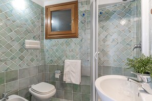 Family Villa, Multiple Bedrooms (Villetta Franca 100m From The Beach) | Bilik Mandi | Pancuran mandi, pengering rambut, bidet, tuala disediakan 