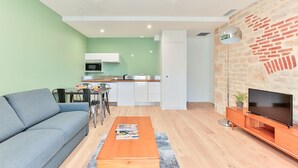 Een moderne woonkamer met een bank, salontafel en tv-meubel.