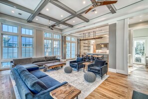 TV, caminetto, lettore DVD, videoteca