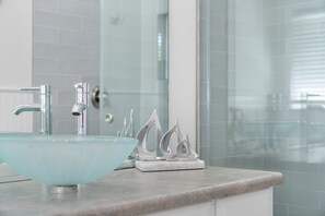 Combined shower/tub, hair dryer, towels