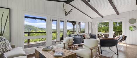 Smart-TV, peis, fotballspill og bøker