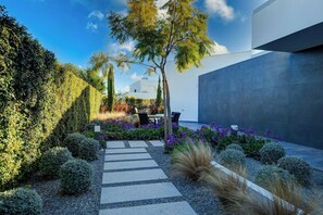 Outdoor dining - Casa Blanca Magnificent Villa With Modern Design, walking distance to beach (Carvoeiro)