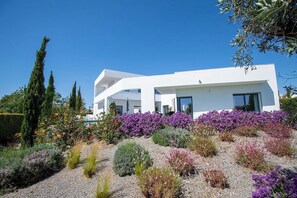 Exterior - Casa Blanca Magnificent Villa With Modern Design, walking distance to beach (Carvoeiro)