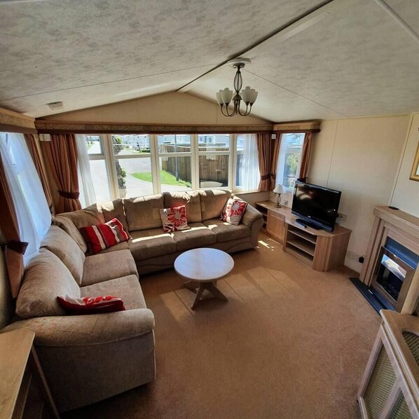 House | Living room | 30-inch TV with cable channels, fireplace