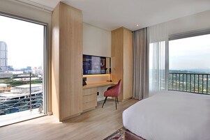 Minibar, caja de seguridad en la habitación y escritorio 