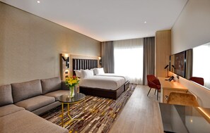 Minibar, coffres-forts dans les chambres, bureau