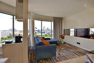 Junior Room | Minibar, in-room safe, desk, laptop workspace