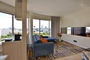 Minibar, caja de seguridad en la habitación y escritorio