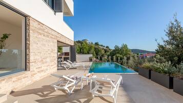 Seasonal outdoor pool, free cabanas