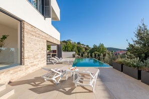 Una piscina al aire libre de temporada, cabañas de piscina gratuitas