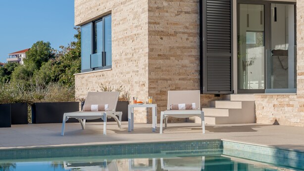 A modern pool area with two lounge chairs and a clear pool. - Sea Bliss Luxury Villa - Sevid (Marina)