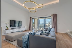 Villa de lujo | Área de sala de estar | Smart TV de 100 cm con canales vía satélite y televisión 