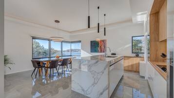 Villa de lujo | Cocina privada | Refrigerador con congelador, microondas, horno y lavavajillas