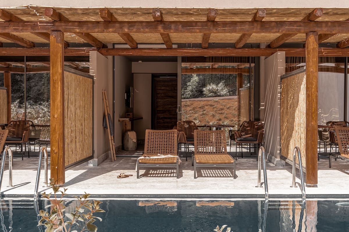 Double Swim up Pool Rooms | Premium bedding, in-room safe, desk, laptop workspace